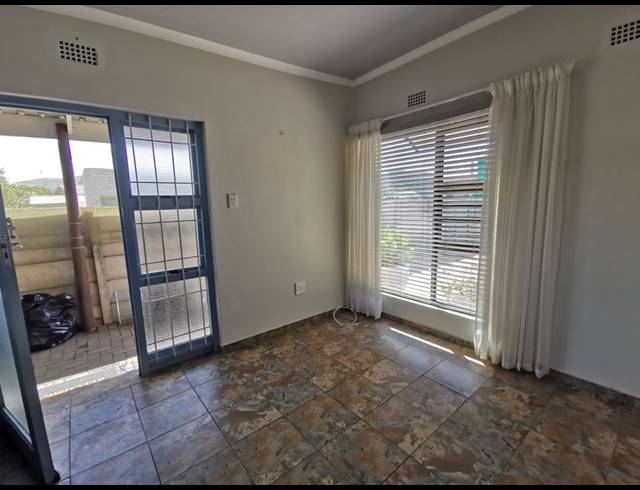 1 BEDROOM FLAT TO LET IN DWARSKERSBOS